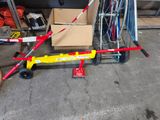 un chariot sur lequel est posé un vélo, dans un garage