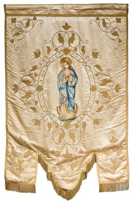 une bannière dorée et blanche sur laquelle figure une image de Jésus tenant un enfant dans ses bras