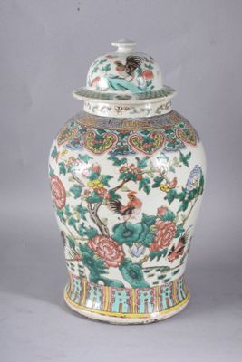 une image représentant un grand vase chinois muni d'un couvercle, sur fond gris