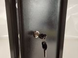 une porte dans laquelle se trouve un trousseau de clés
