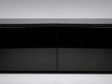 buffet noir à deux portes et plateau en verre sur fond gris