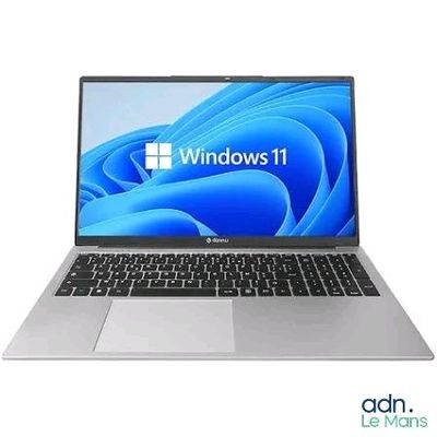 L'ordinateur portable est ouvert sur une surface blanche, avec le logo de Windows 11 à l'écran.
