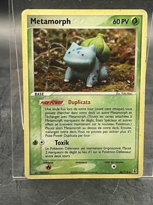gros plan d'une carte pokemon sur une table