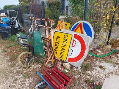 un tas de vieilles pancartes et d'autres vieilleries dans la cour
