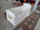 un banc blanc orné d'un motif doré, placé au milieu d'une pièce