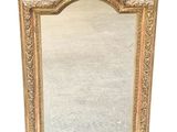 une image d'un miroir encadré d'or sur un fond blanc