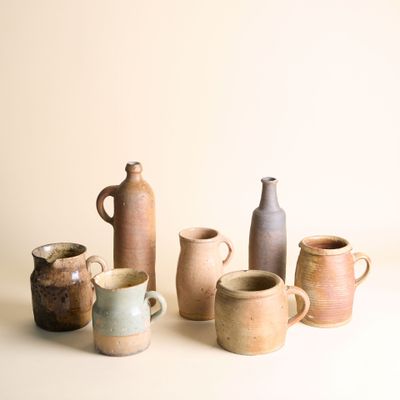 de nombreux types de vases différents posés sur une table
