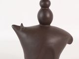 une lampe marron posée sur une table