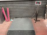 une photo d'un garage avec une rampe au milieu