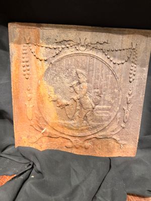 un vieux bloc de bois sur lequel est sculpté un homme à cheval