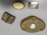 plusieurs bijoux en or et en argent posés sur un fond blanc