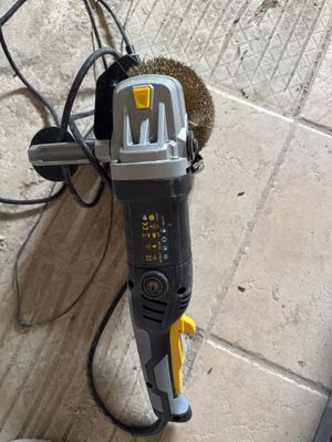 un aspirateur posé par terre, à côté du sol