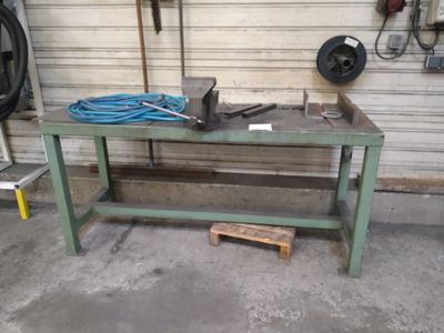 un établi avec des outils dans un garage