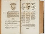 un livre ouvert sur lequel figurent un blason et une couronne