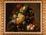 une photo d'un tableau représentant des fleurs et des oiseaux dans un vase