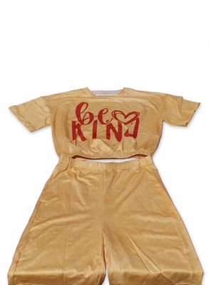 un t-shirt jaune à manches courtes et un short avec des lettres rouges dessus