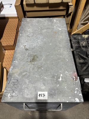 une photo d'une table sur laquelle est posée une étiquette de prix, dans un entrepôt