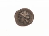 une pièce de monnaie en argent portant un visage de femme