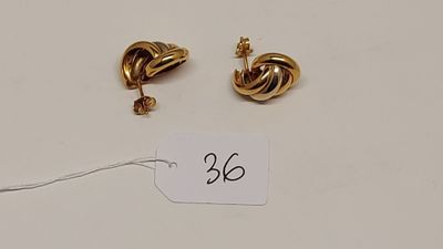 deux paires de boucles d'oreilles plaquées or avec leur étiquette de prix