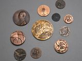 un lot de pièces de monnaie posées sur une table