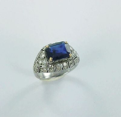 Gros plan sur une bague ornée d'une pierre bleue