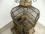 une cage à oiseaux dans laquelle se trouve un oiseau