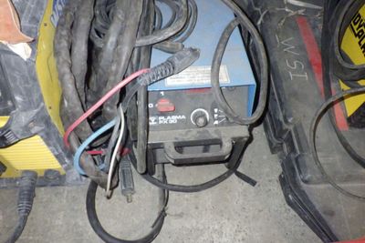 de nombreux fils reliés à une machine