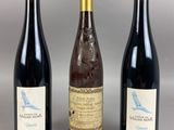 trois bouteilles de vin posées l'une à côté de l'autre sur une table