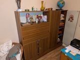 une petite chambre avec un lit et un bureau