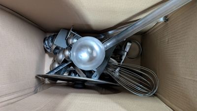 une boîte contenant tout un tas d'ustensiles de cuisine