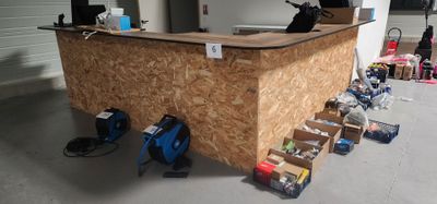 1 établi en panneaux OSB et bois 200 x 80 cm