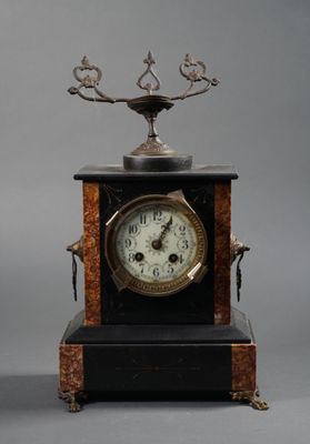 une horloge posée sur une table