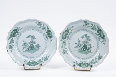 SAINT AMAND LES EAUX. Paire d'assiettes en faïence à décor v…