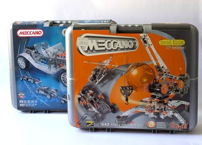 deux boîtes de conserve contenant des legos, posées sur une table