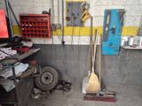 une photo d'un garage avec un balai et d'autres outils