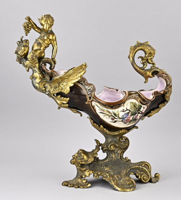 un vase doré et rose posé sur un socle, sur fond blanc