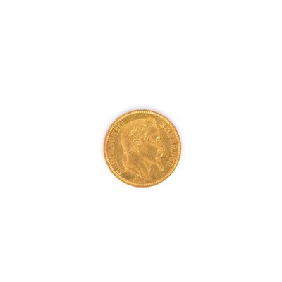 gros plan d'une pièce d'or sur une surface blanche