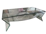 une table en verre avec un plateau en verre sur fond blanc