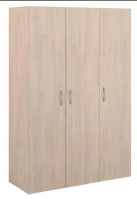 un gros plan d'une armoire en bois à deux portes