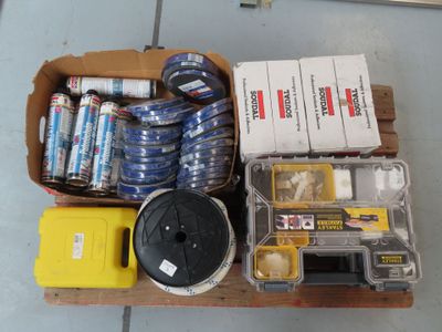 une caisse remplie de bidons d'eau et d'autres articles, posée sur une palette