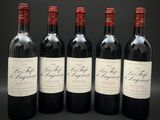 quatre bouteilles de vin rouge sont alignées