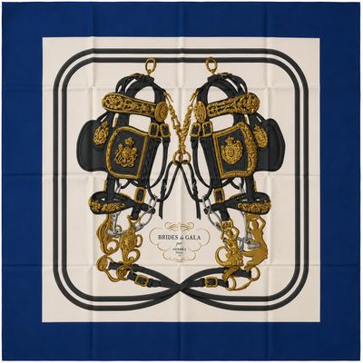 foulard carré bleu et blanc orné de deux boucles noires et dorées