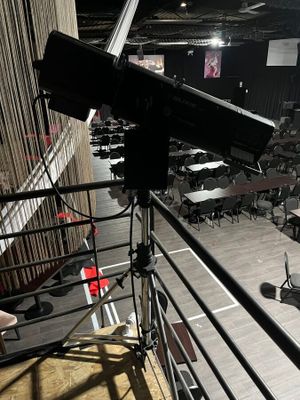 un appareil photo monté sur un trépied dans une grande pièce