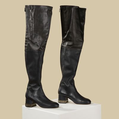 CHANEL, Paire de cuissardes à talons en agneau noir Talons a…