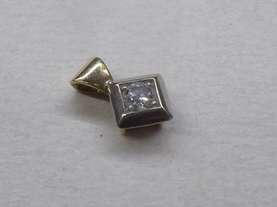 Pendentif en or de 2 tons 18K, serti d’un diamant de taille …