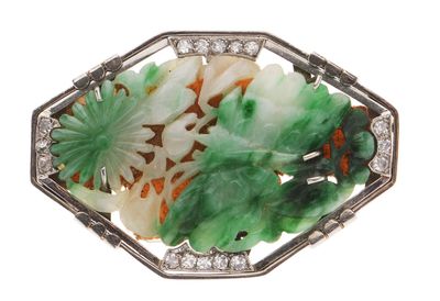 une broche « broochée » verte et blanche ornée de fleurs