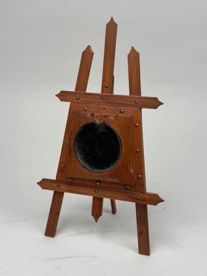 un vieux chevalet en bois avec un trou au milieu
