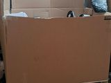 une boîte en carton posée sur une palette dans une pièce