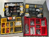de nombreux types de vis et d'écrous dans une boîte
