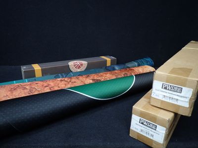 trois boîtes et un couteau posés sur une surface noire